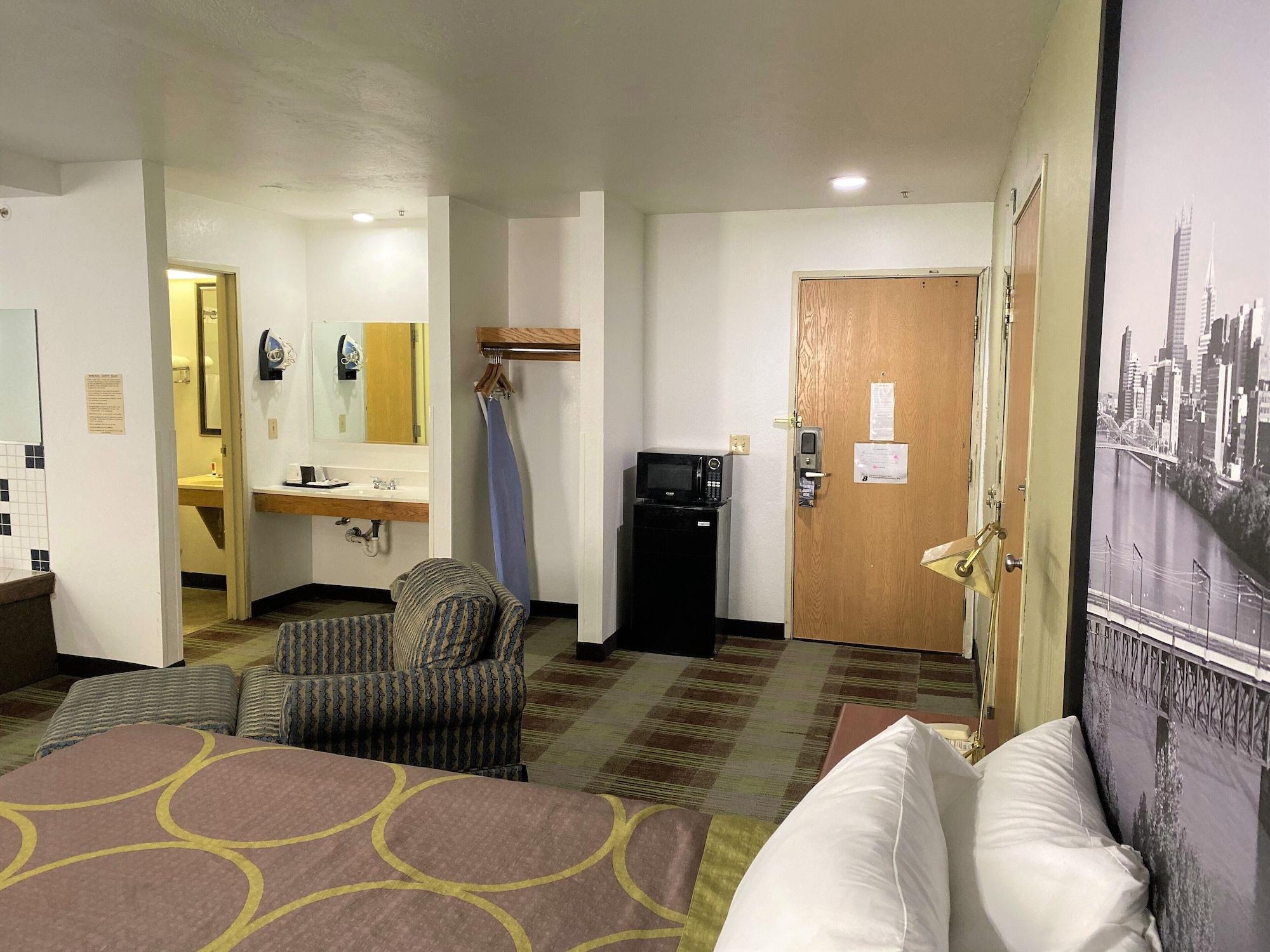 Super 8 By Wyndham Pittsburgh/monroeville Hotel Monroeville