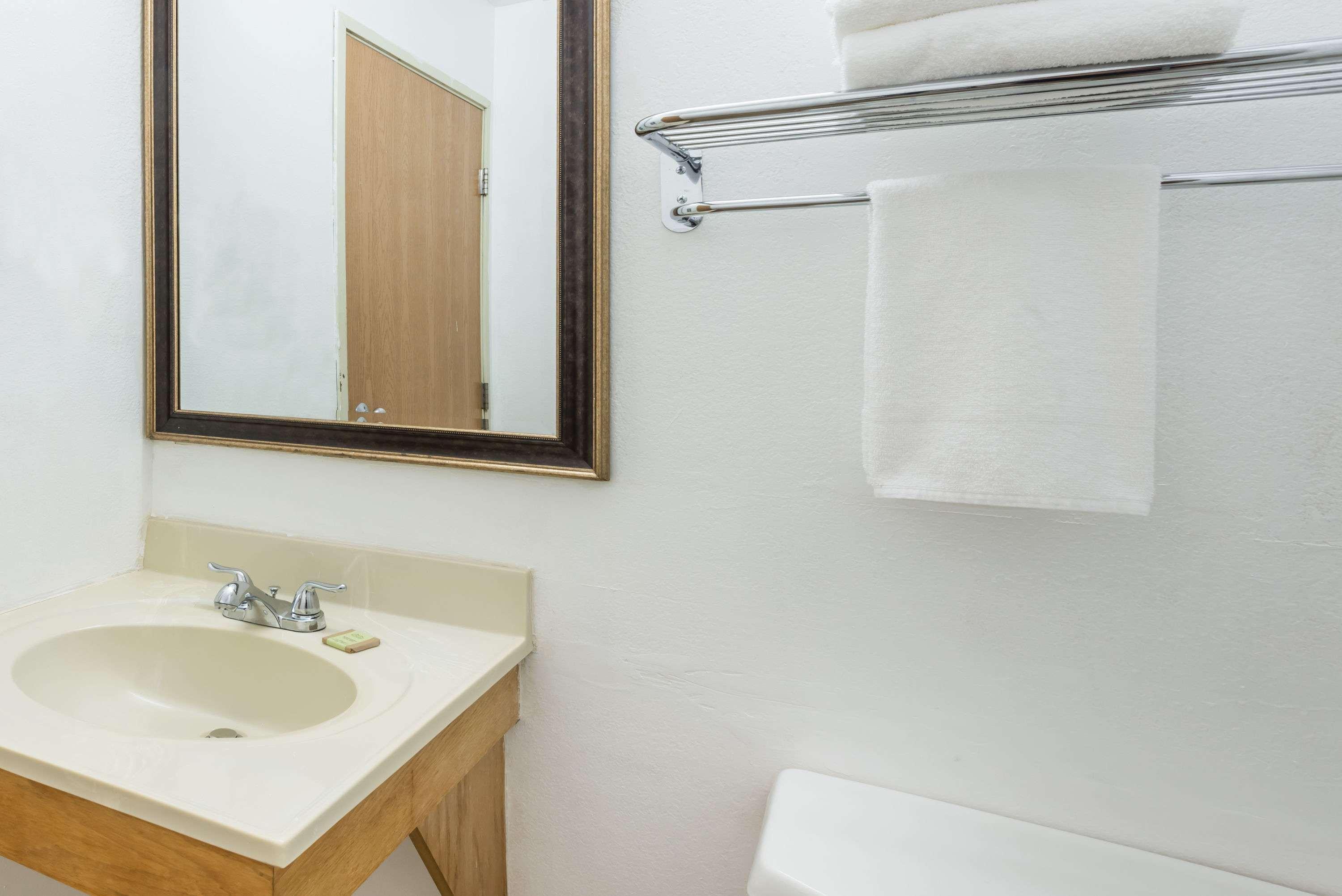 Super 8 By Wyndham Pittsburgh/monroeville 2*