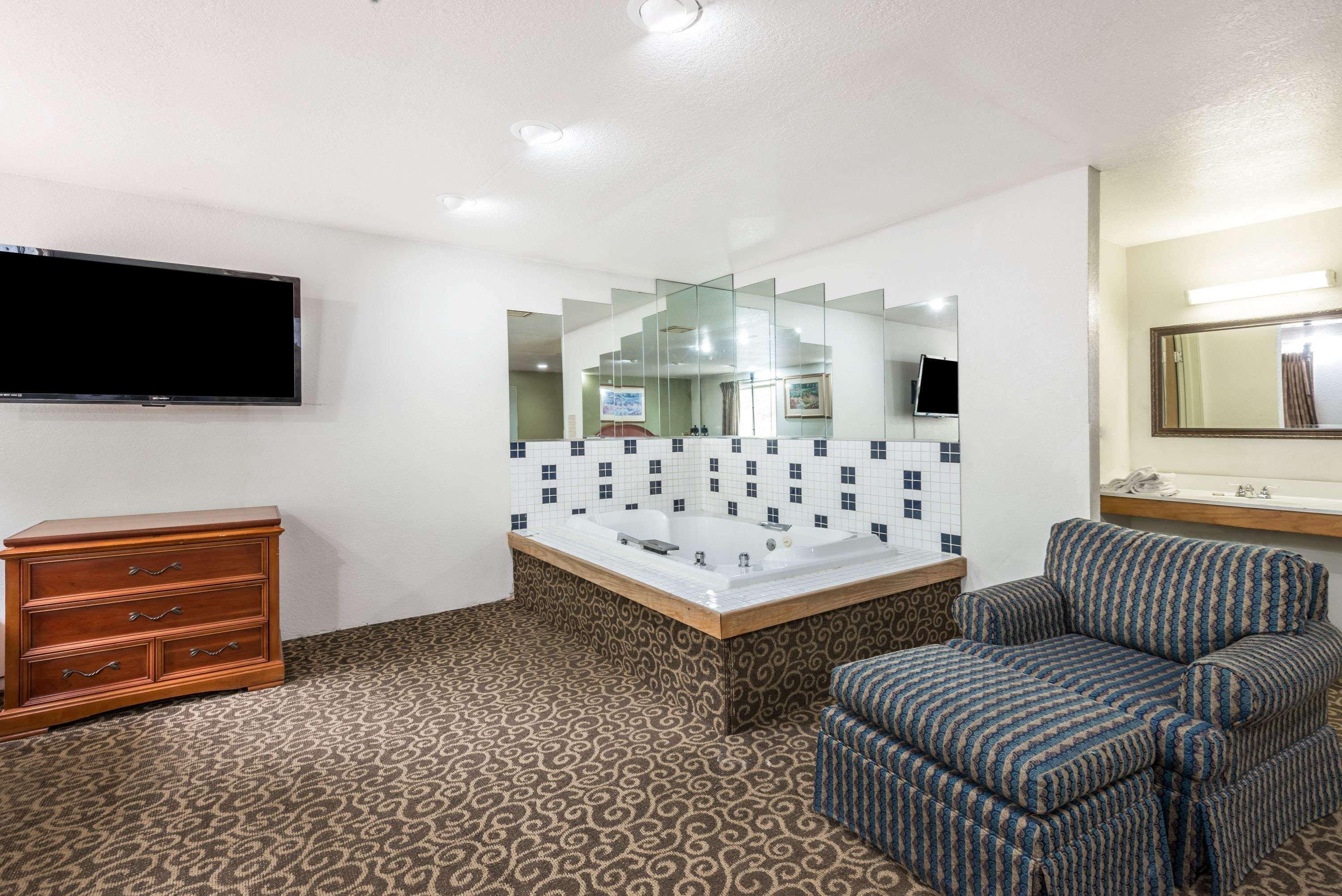 Super 8 By Wyndham Pittsburgh/monroeville Hotel 2*
