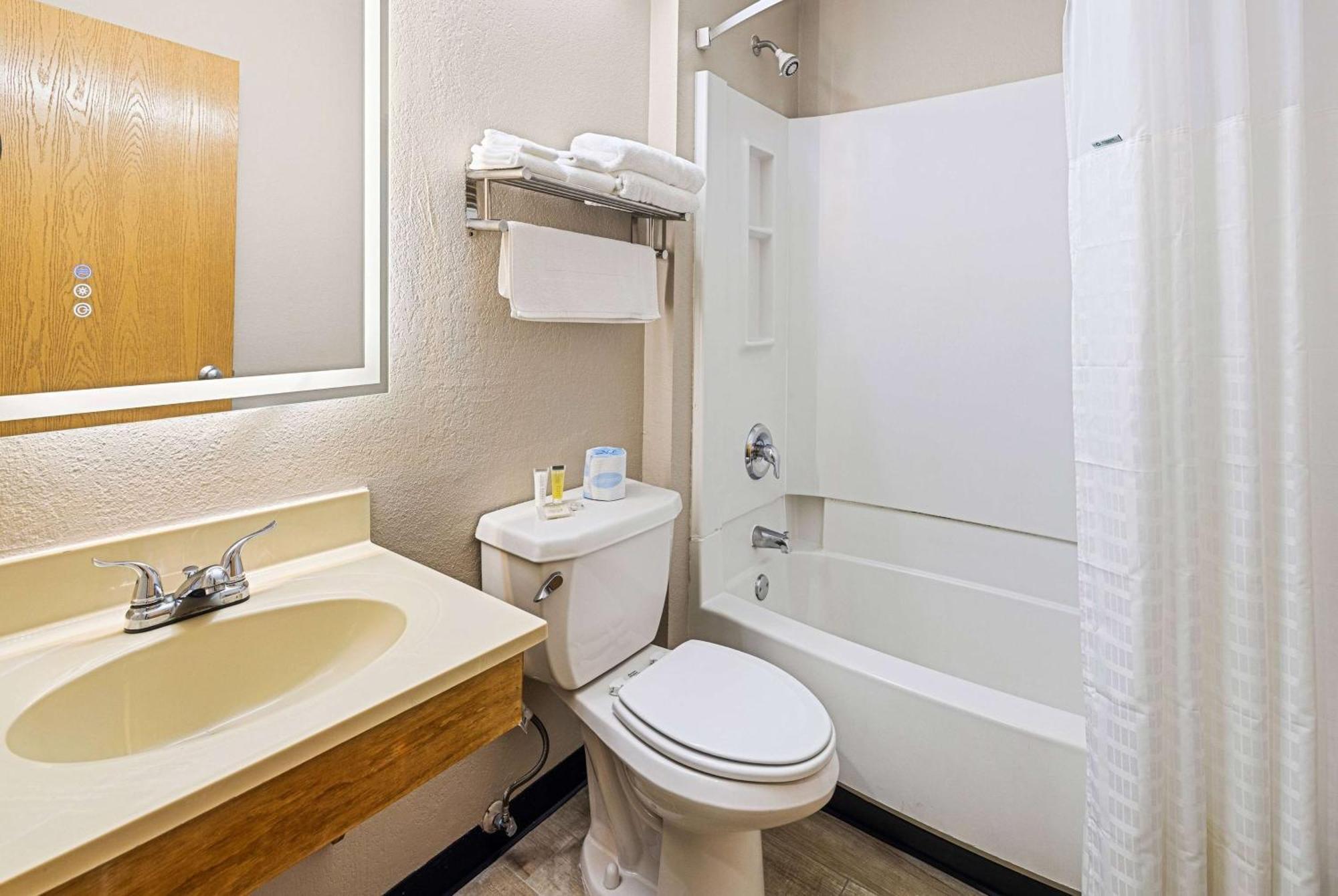 Hotel Super 8 By Wyndham Pittsburgh/monroeville Monroeville