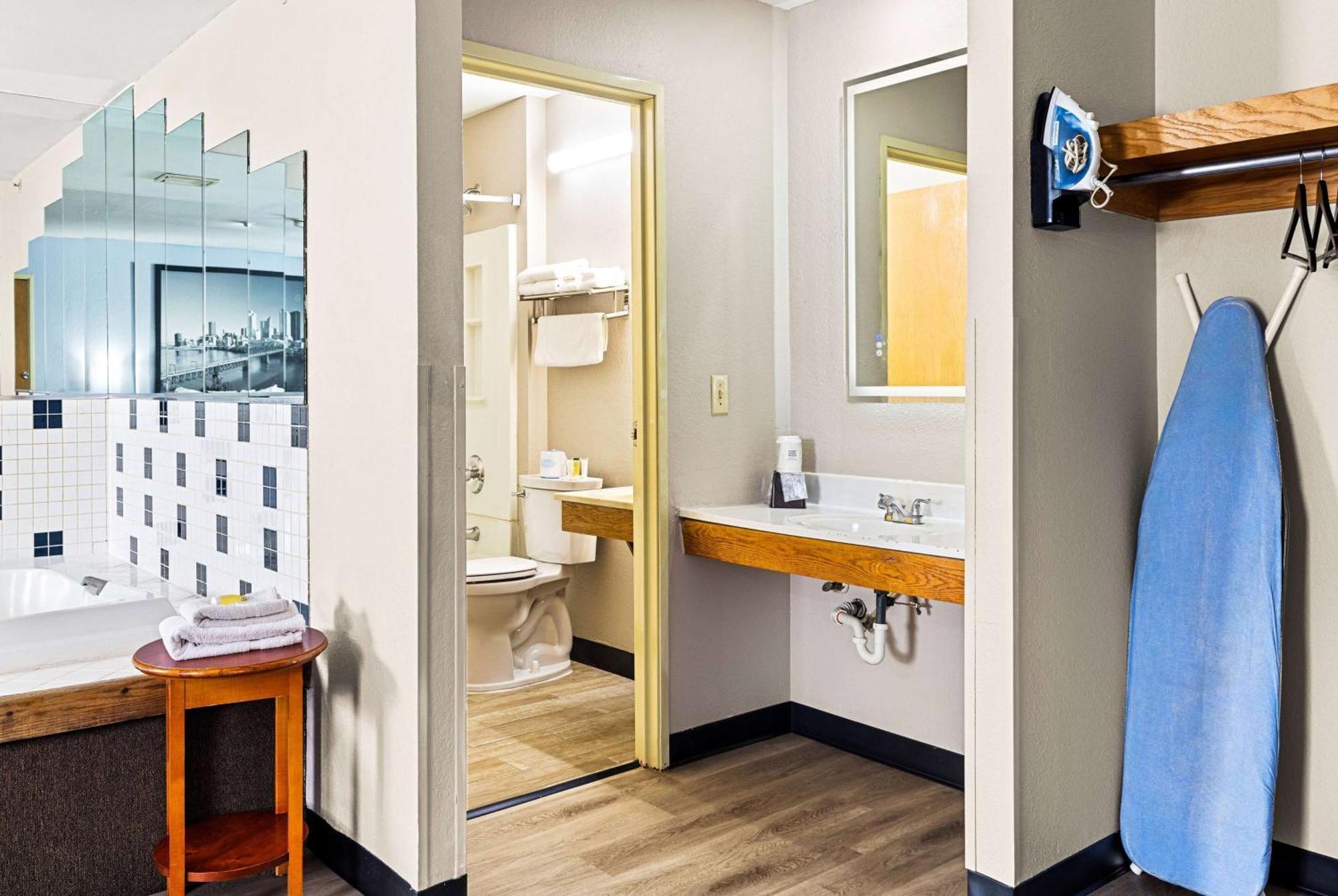 Super 8 By Wyndham Pittsburgh/monroeville