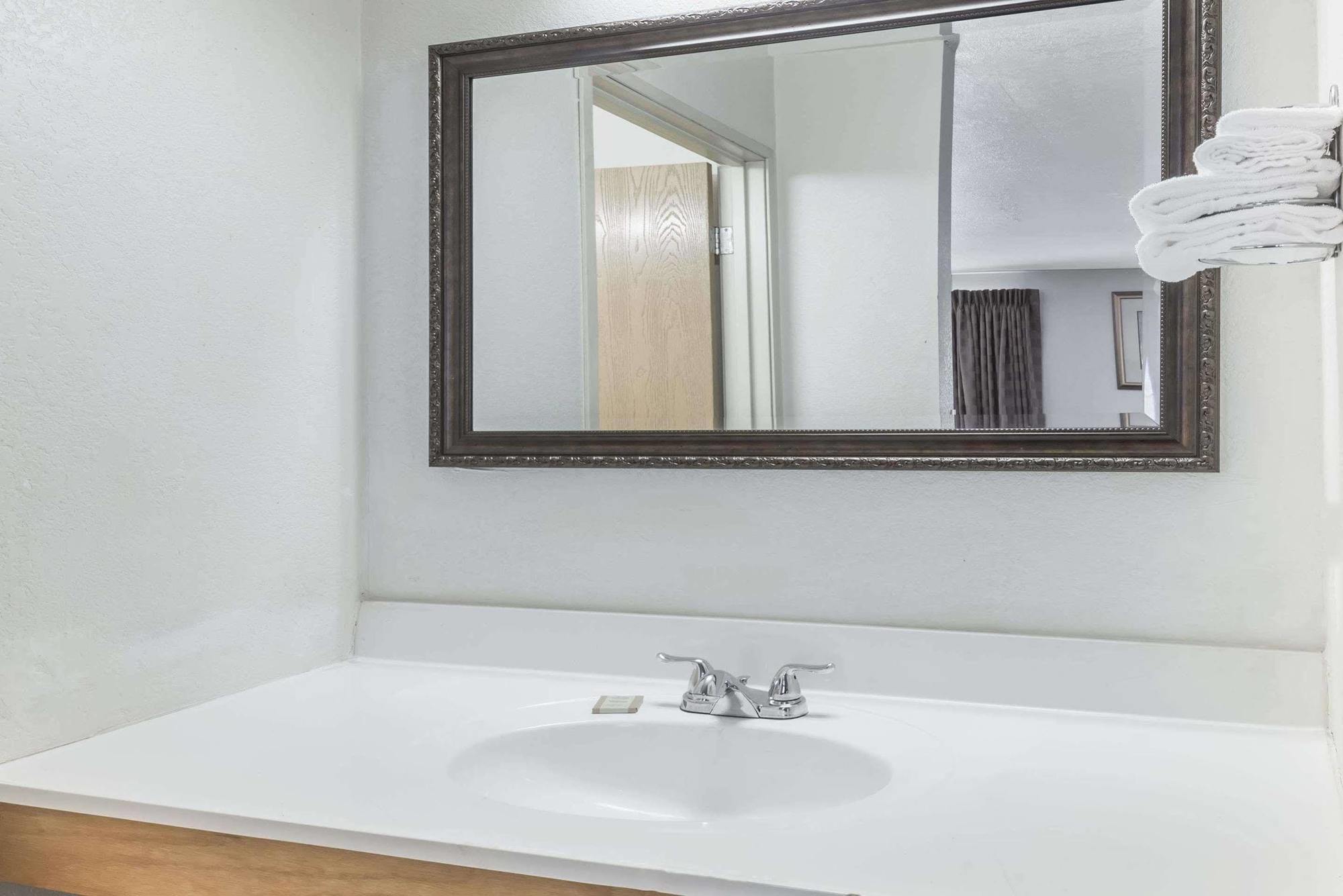Hotel Super 8 By Wyndham Pittsburgh/monroeville 2*